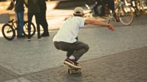 Jugendlicher fährt mit einem Skateboard