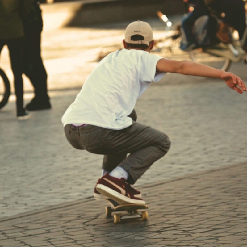 Jugendlicher fährt mit einem Skateboard