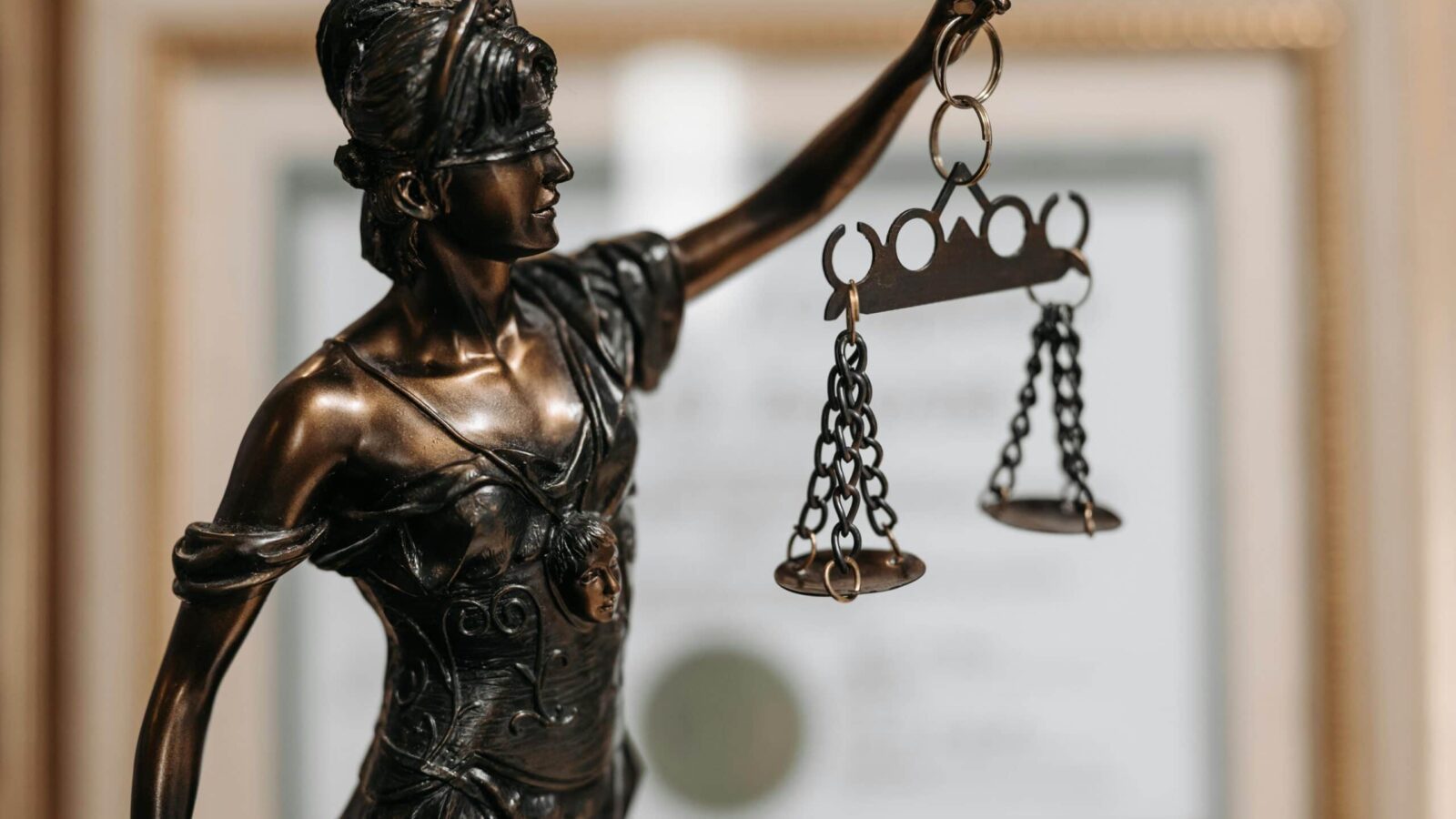 Justitia als Skulptur