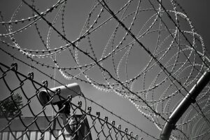 Gefängniszaun mit Stacheldraht