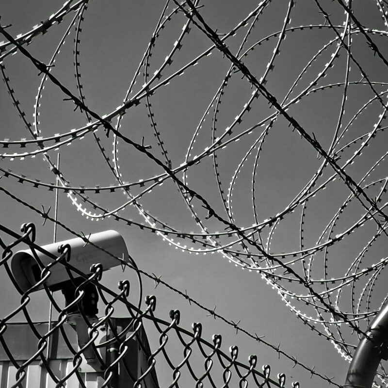 Gefängniszaun mit Stacheldraht