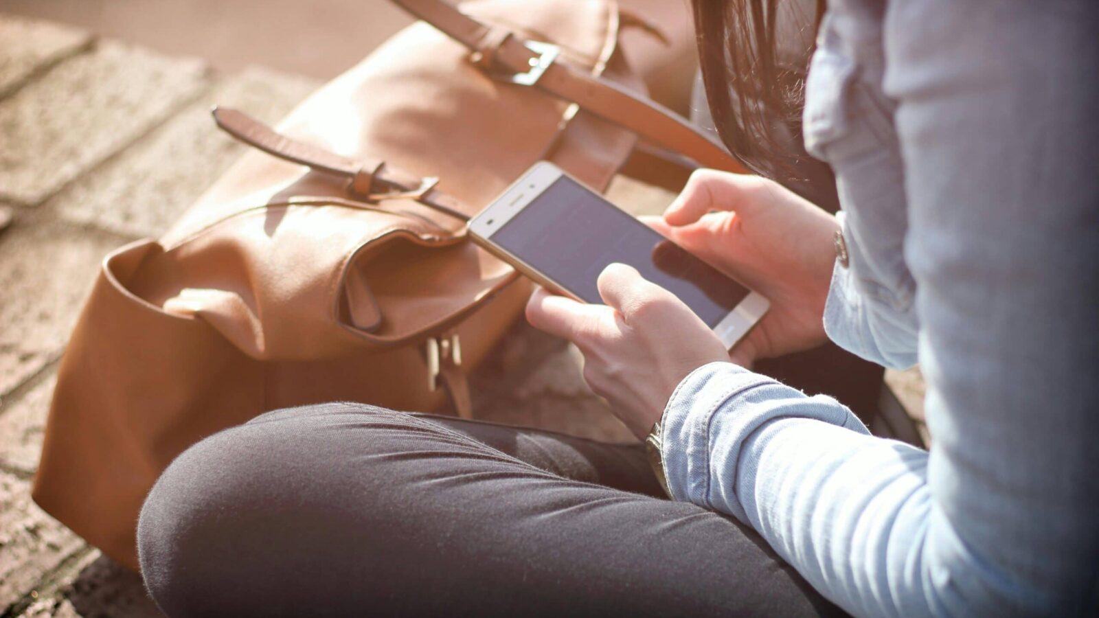 Eine Person tippt auf ihrem Smartphone