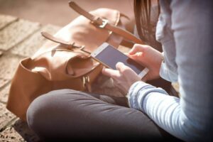 Eine Person tippt auf ihrem Smartphone