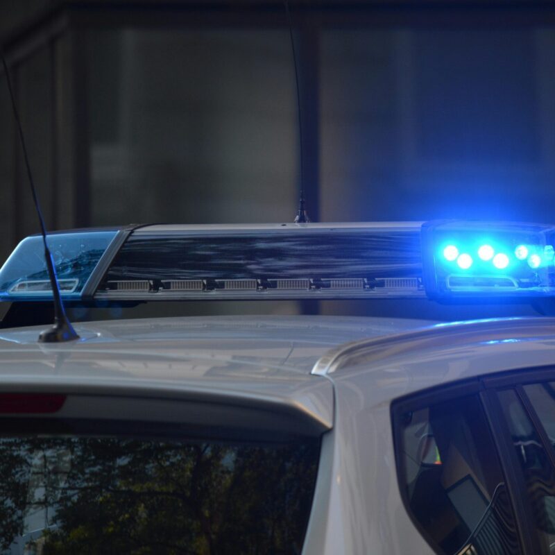 Polizeiauto mit Blaulicht auf dem Dach