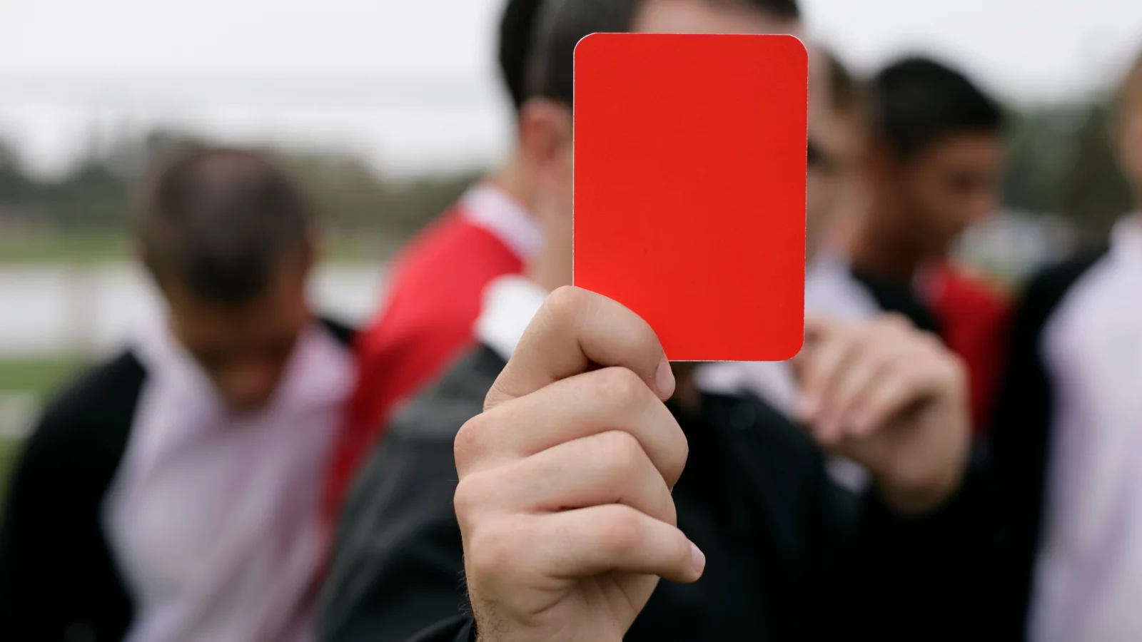 Rote Karte als Symbol für berufliche Konsequenzen eines Strafverfahrens