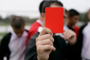 Rote Karte als Symbol für berufliche Konsequenzen eines Strafverfahrens
