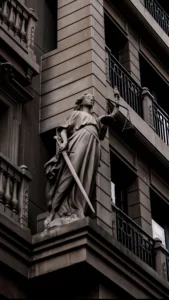 Skulptur von Justitia als Sinnbild für den Versuch beim Raub