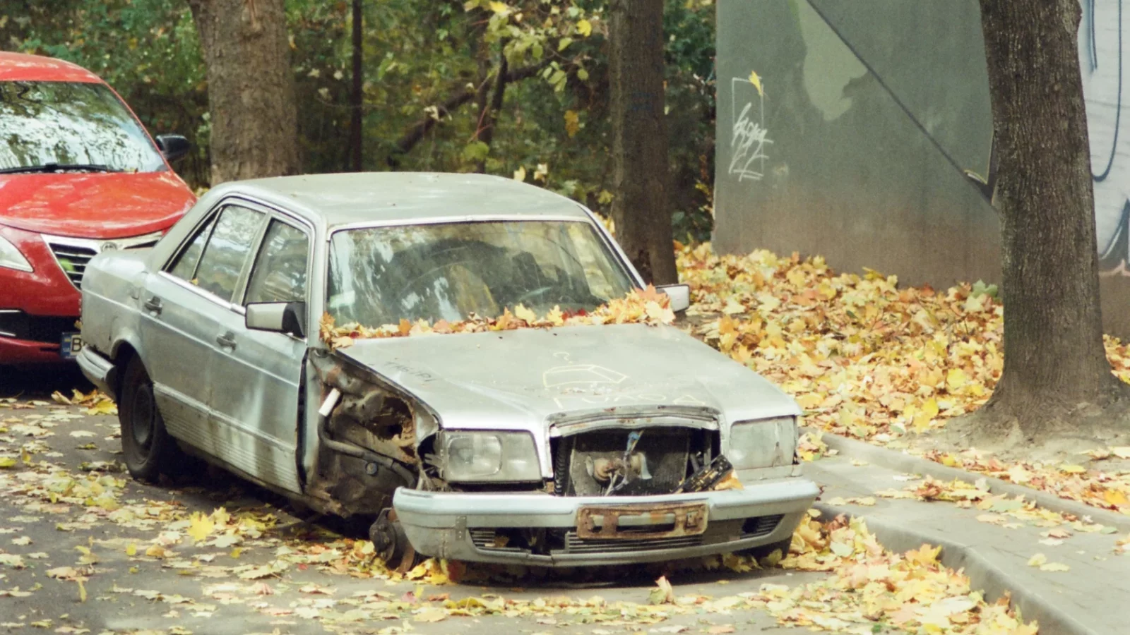 Beschädigtes abgestelltes Auto als Sinnbild für eine Strafbarkeit nach § 315b StGB