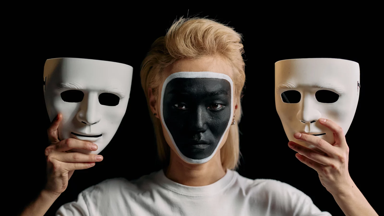 Frau mit Masken als Sinnbild für Deep-Fakes